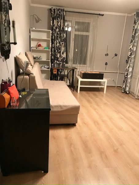 Сдаётся отдельная комната (21 кв.м.) в 2-х комнатной квартире в Перово. Основные требования к кандидатам на заселение: платежеспособность, хорошие манеры и умение поддерживать порядок в квартире.<br><br>Цена 25000 руб. в мес., включая коммуналку. Депозит за последний месяц можно разбить. Хозяева очень адекватные и отзывчивые.<br><br>Описание квартиры:<br>1. Комнаты - раздельные. Санузел смежный. Холодильник, стиральная машина - в наличии. Мебель - тоже. <br>2. В комнате два окна и выход на балкон. Из мебели: раскладываемый диван 2*2, большой шкаф для одежды, стенка под книги, компьютерный стол.<br>3. Квартира располагается на 4 этаже 5-ти этажного дома. В прошлом году был сделан кап. ремонт дома.<br><br>Инфраструктура:<br>1. До метро Перово 15-20 минут пешком в зависимости от скорости ходьбы или 5 минут на трамвае. Также можно доехать до м. Шоссе Энтузиастов за 7-10 минут. За 10 минут на трамвае можно также доехать до Новогиреево - там много магазинов и торговые центры. Остановка трамвая в 2 минутах от дома, очень удобно.<br>2. Рядом с домом хватает продуктовых магазинов<br>3. В 10 минутах (пешком) от дома находится фитнес-клуб «Fitnessavenue»<br>4. Недалеко от дома вход в Измайловский лесопарк<br><br>За более подробной информацией пишите, пожалуйста, в лс.<br> Цыганков - фото Фото: Сдаётся отдельная комната (21 кв.м.) в 2-х комнатной квартире в Перово. Основные требования к кандидатам на заселение: платежеспособность, хорошие манеры и умение поддерживать порядок в квартире.<br><br>Цена 25000 руб. в мес., включая коммуналку. Депозит за последний месяц можно разбить. Хозяева очень адекватные и отзывчивые.<br><br>Описание квартиры:<br>1. Комнаты - раздельные. Санузел смежный. Холодильник, стиральная машина - в наличии. Мебель - тоже. <br>2. В комнате два окна и выход на балкон. Из мебели: раскладываемый диван 2*2, большой шкаф для одежды, стенка под книги, компьютерный стол.<br>3. Квартира располагается на 4 этаже 5-ти этажного дома. В прошлом году был сделан кап. ремонт дома.<br><br>Инфраструктура:<br>1. До метро Перово 15-20 минут пешком в зависимости от скорости ходьбы или 5 минут на трамвае. Также можно доехать до м. Шоссе Энтузиастов за 7-10 минут. За 10 минут на трамвае можно также доехать до Новогиреево - там много магазинов и торговые центры. Остановка трамвая в 2 минутах от дома, очень удобно.<br>2. Рядом с домом хватает продуктовых магазинов<br>3. В 10 минутах (пешком) от дома находится фитнес-клуб «Fitnessavenue»<br>4. Недалеко от дома вход в Измайловский лесопарк<br><br>За более подробной информацией пишите, пожалуйста, в лс.<br> Цыганков