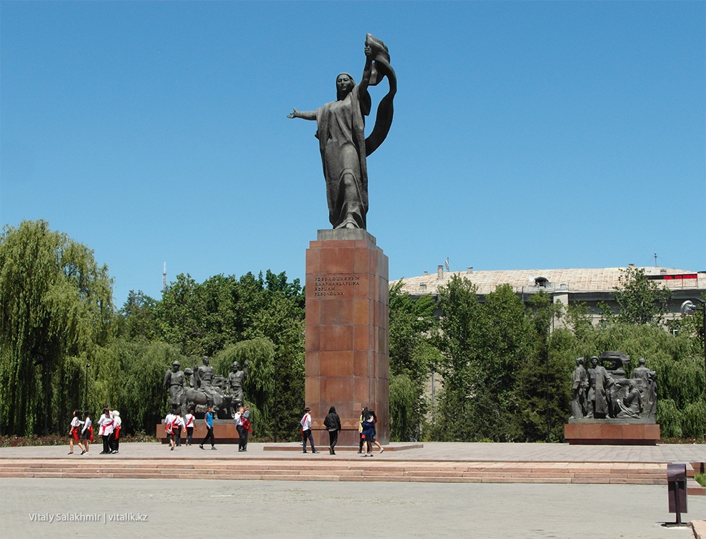 Памятник борцам революции, Бишкек 2018