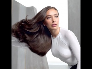Neslihan Atagül Doğulu on Instagram: “Pantene yeni reklam filmimiz çok yakında @panteneturkiye ✨💛 #PanteneSaçı #GüçlüOlmakGüzeldir”