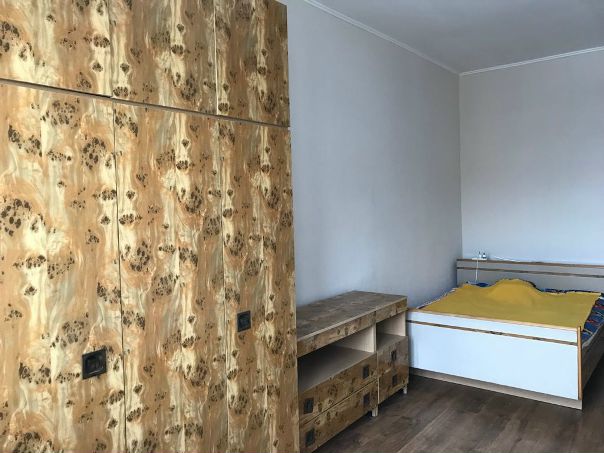 Фото: Сдам уютную просторную 1 комнатную квартиру в новостройке в Люберцах в ближайшее время!<br>Сдается впервые, только после ремонта. Сейчас пока там живет подруга.<br>Я собственник. Сдам без риелторов, без комиссии.<br>Свежий ремонт.<br>Приятная консьерж. 2 лифта: малый и грузовой.<br>Окна в 2 стороны света, 14 й этаж.<br>На данный момент там все более благоустроено: в ванной: висит непромокаемая штора, зеркало с полкой, держатель под бумагу, на Кухне над плитой полка с вытяжкой, в комнате и на кухне занавески.<br>На кухне балкон. Много парковочных мест. Детские площадки. Хороший вид из окон.<br>Можно с детьми.<br>Цена: 23.500р плюс счетчики, плюс депозит. Депозит можно разбить на 2 месяца<br>Транспортная доступность: от м.Выхино 1<br>15 минут от м. Выхино на маршрутке №1232к<br>от ж.д. станции 