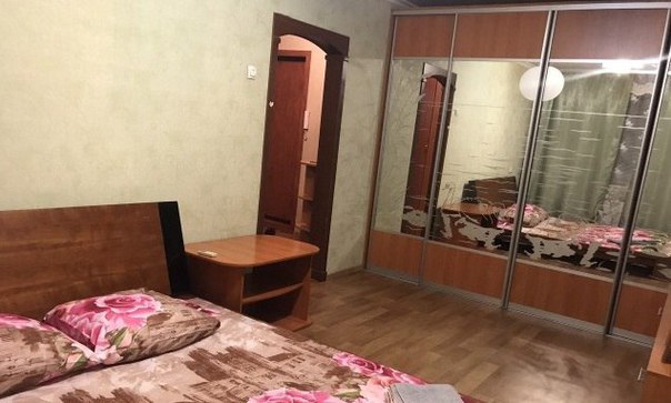 Фото: Однокомнатная квартира со всей бытовой техникой и хорошей мебелью. Очень хороший ремонт. Без депозита. Разрешим с животным, одним. Дом не у дороги, тихий двор , соседи изумительные, детская площадка, продуктовые магазины. Фото настоящие. <br>Адрес - Удальцова дом 57, 5 этажка<br>Ст.Метро - Проспект Вернадского (5 минут от дома)<br>Цена: 27.000 + счетчики<br>Тел.: 89634732749<br>Показать могу сегодня завтра до 20.00