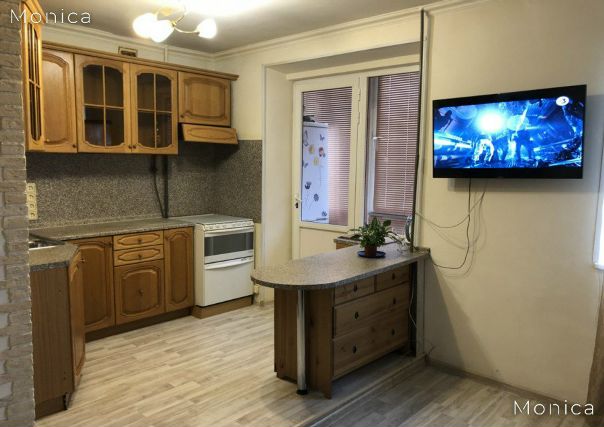 Фото: Сдаётся двухкомнатная квартира по адресу ул. Кутузова, д. 6 за 42 000. Общая площадь 52 м, кухня 9 м, 7-й этаж 17-этажного дома, окна во двор. Стиральная машина, холодильник, полноценная встроенная кухня, кондиционер, видеодомофон. Небольшой застеклённый балкон, паркет. Можно с маленькими животными. <br>Транспортная доступность: 10 мин. транспортом до метро 