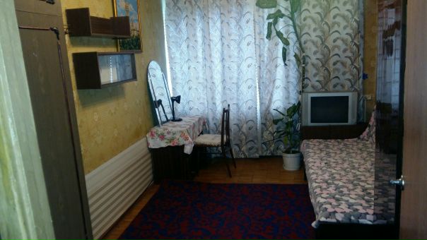 Ищу девушку соседку в изолированную, отдельную комнату. Сдается на долгий срок. Квартира 2ух комнатная, в другой комнате живу я и подруга. Хочу видеть порядочную девушку без вредных привычек! Желательно до 30 лет или студентку. О себе:работаю, учусь, не курю.<br>Комната стоит 13500+коммунальные,<br>м. Первомайская и 10-15минут автобусом. Тихий район, магазины все рядом.<br>Парням просьба не писать. - фото Фото: Ищу девушку соседку в изолированную, отдельную комнату. Сдается на долгий срок. Квартира 2ух комнатная, в другой комнате живу я и подруга. Хочу видеть порядочную девушку без вредных привычек! Желательно до 30 лет или студентку. О себе:работаю, учусь, не курю.<br>Комната стоит 13500+коммунальные,<br>м. Первомайская и 10-15минут автобусом. Тихий район, магазины все рядом.<br>Парням просьба не писать.