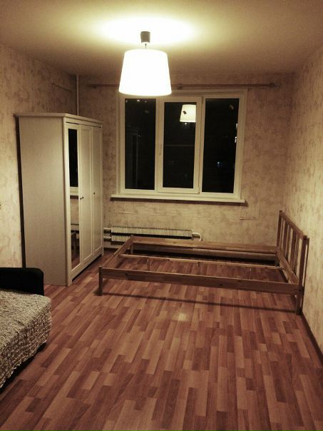 Фото: Сдаем! Аккуратная однокомнатная квартира в г.Химки (Юбилейный проспект). Удобно от м.Планерная.<br><br>25000р./мес.+ счетчики. И депозит 25тыс. (разбивается).<br><br>Славянам, без вредных привычек, без животных.<br><br>В подъезде ремонт двухлетней давности и новый современный лифт.<br><br>Комната - 18м.<br>В комнате: шкаф двустворчатый для одежды, кресло-диван (раскладывается), каркас кровати с реечным дном, без матраса<br>Пластиковое окно, ламинат.<br><br>Кухня - 6м. <br>В кухне: холодильник, газовая плита, стиральная машинка, кухонный гарнитур. Пластиковое окно, новая плитка на полу.<br><br>С/у раздельный. Ванная и туалет в новой плитке. Новые двери.<br><br>Коридор в новой напольной плитке.<br><br>8 этаж (в доме 9 этажей). Без балкона.
