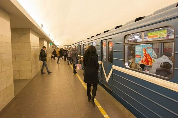 Фото: Метро Петербурга: чем больше станций, тем длиннее поезда<br><br>Подземка готовится к открытию пяти новых станций и решает, как сделать уже существующие более вместительными. Одна из мер – буквально через несколько месяцев на фиолетовой и оранжевой линиях появятся восьми- и семивагонные составы.<br><br>В метрополитене рассчитывают что с вводом новых станций добавится около 50 тыс. новых пассажиров. С учетом того, что многие станции метро уже сегодня находятся на пределе, задача представляется крайне непростой. По словам Евгения Козина, на фиолетовой и оранжевой линиях ее планируют решить с помощью удлиненных составов.<br><br>