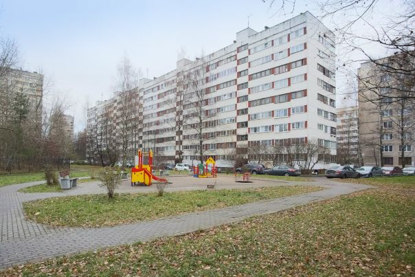 Фото: Санкт-Петербург<br>Художников пр., 27к3<br><br>Предлагается к продаже трехкомнатная с изолированной планировкой. Квартира чистая и уютная, без вложений. Заезжай и живи. Площадь квартиры без учета балкона 60,3 м2 + балкон 2,5 м2.<br>Приятно радует расположение квартиры. До метро «Проспект Просвещения» - 1.6км, до «Озерков» - 1.9км. Вокруг 4 школы, гимназия, поликлиника 97. Полностью развитая инфраструктура. <br><br>3 собственника, основание ДКП (нотариальая форма), продаем с указанием полной стоимости. Ипотеку так же рассматриваем. Видеонаблюдение.<br>5 200 000 руб.
