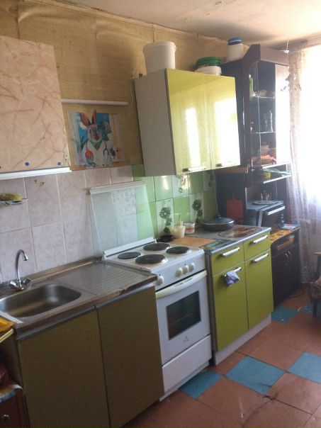 Фото: г. Колпино. <br>Ул. Машиностроителей 3<br>Сдается комната в 5 к.кв, бывшее общежитие. Комната пустая, с балконом, 15/15эт., панорамный вид из окна на город, ст/пак. Цена 7000 руб.+ свет, залог 50%, комиссия 50% рассмотрим любые предложения.