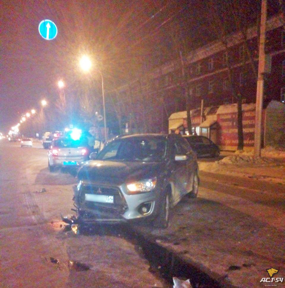 В Новосибирске на Дзержинского столкнулись две иномарки: два человека в больнице В Новосибирске на Дзержинского столкнулись две иномарки: два человека в больнице