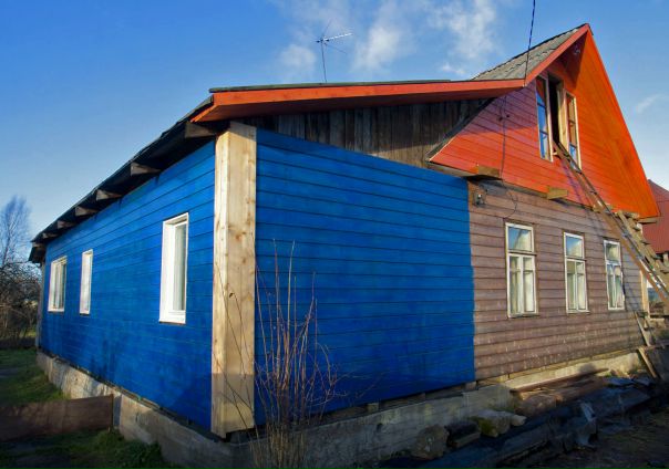 Продается новый, но уже обжитой дом в черте города Гатчины, рядом с Приоратским парком. ИЖС, гатчинская прописка, участок 6 соток, центральный водопровод, канализация, на участок заведен магистральный газ, ванна, теплый туалет, вода в доме - и холодная и горячая - бойлер на 100 литров, в саду беседка, увитая диким виноградом и каменистые дорожки, все в цветах. Сад молодой, но уже плодоносит - в саду - яблони, облепиха, каринка, огромные кусты крыжовника, сливы - много разных сортов, каштан, парковые розы, папоротники. В доме - четыре комнаты, плюс большая кухня - 14 метров, есть балкон - терасса..Дом стоит на прочнейшем новом фундаменте, лента плюс столбы, пол двойной - очень теплый, потолки - два пятьдесят. Площадь первого этажа - 76 метров. На втором этаже хотели делать большую мансарду - 50 метров -поставлены окна, сделана врезка в крышу. Продажа срочная, от собственника - по семейным обстоятельствам. <br>Удобное сообщение с Питером - рядом остановка автобуса и Балтийский вокзал (электричка). Центр города и все знаменитые парки - в шаговой доступности. Детский сад, магазины - 10 минут пешком. <br>цена - 3 800 000 <br>тел. 8 921 552 57 16 Марина <br>или пишите в личку - фото Фото: Продается новый, но уже обжитой дом в черте города Гатчины, рядом с Приоратским парком. ИЖС, гатчинская прописка, участок 6 соток, центральный водопровод, канализация, на участок заведен магистральный газ, ванна, теплый туалет, вода в доме - и холодная и горячая - бойлер на 100 литров, в саду беседка, увитая диким виноградом и каменистые дорожки, все в цветах. Сад молодой, но уже плодоносит - в саду - яблони, облепиха, каринка, огромные кусты крыжовника, сливы - много разных сортов, каштан, парковые розы, папоротники. В доме - четыре комнаты, плюс большая кухня - 14 метров, есть балкон - терасса..Дом стоит на прочнейшем новом фундаменте, лента плюс столбы, пол двойной - очень теплый, потолки - два пятьдесят. Площадь первого этажа - 76 метров. На втором этаже хотели делать большую мансарду - 50 метров -поставлены окна, сделана врезка в крышу. Продажа срочная, от собственника - по семейным обстоятельствам. <br>Удобное сообщение с Питером - рядом остановка автобуса и Балтийский вокзал (электричка). Центр города и все знаменитые парки - в шаговой доступности. Детский сад, магазины - 10 минут пешком. <br>цена - 3 800 000 <br>тел. 8 921 552 57 16 Марина <br>или пишите в личку
