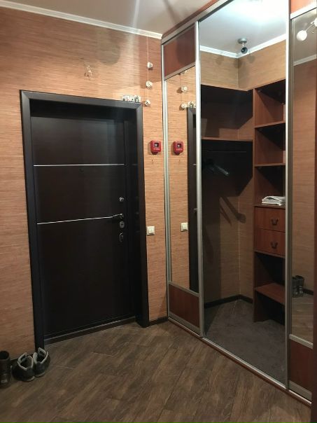 Сдаю квартиру! 50тр. + коммуналка. Наримановская д.8 Метро Преображенская пл. Собственник. Новый монолитный дом. Двухкомнатная квартира 70кв.м. Консьерж. Удобный паркинг около дома, всегда есть свободные места. Возможна аренда места в подземном паркинге. <br>В квартире два застекленых балкона, на кухне и в спальне. Квартира очень теплая, приходиться зимой отключать часть батарей. Теплые полы в коридоре, ванной и на кухне. Инверторный кондиционер на лето! Очень хорошая кухня, дорогая техника, индукционная плита. Духовка со встроенной микроволновкой, посудомойка. Большая отдельная гардеробная. <br>Рядом парк Лосиный остров. ВДНХ. Парк Сокольники в пешей доступности! Сдаю на длительный срок.<br> Жучек - фото Фото: Сдаю квартиру! 50тр. + коммуналка. Наримановская д.8 Метро Преображенская пл. Собственник. Новый монолитный дом. Двухкомнатная квартира 70кв.м. Консьерж. Удобный паркинг около дома, всегда есть свободные места. Возможна аренда места в подземном паркинге. <br>В квартире два застекленых балкона, на кухне и в спальне. Квартира очень теплая, приходиться зимой отключать часть батарей. Теплые полы в коридоре, ванной и на кухне. Инверторный кондиционер на лето! Очень хорошая кухня, дорогая техника, индукционная плита. Духовка со встроенной микроволновкой, посудомойка. Большая отдельная гардеробная. <br>Рядом парк Лосиный остров. ВДНХ. Парк Сокольники в пешей доступности! Сдаю на длительный срок.<br> Жучек