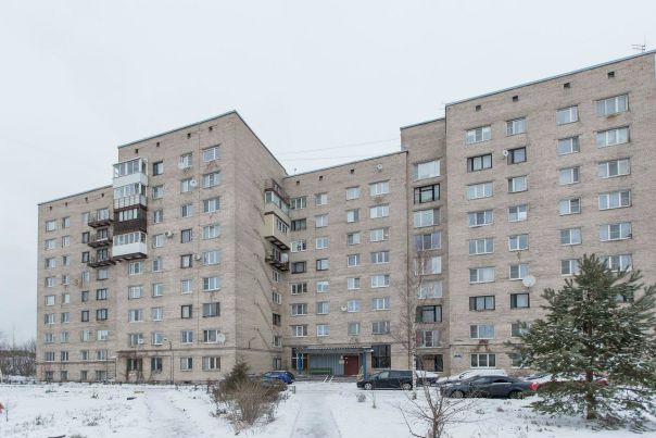 г. Санкт-Петербург<br>Полюстровский пр., 71<br><br>Продается уютная трехкомнатная квартира площадью 75, 4 кв.м в кирпичном доме. Дом ЖСК. Собственная котельная. <br><br>Квартира очень теплая зимой, летом не жарко. В квартире заменены все окна на металлопластиковые с двухкамерным стеклопакетом. Сделан ремонт. Просторная кухня 12, 6 м кв. и три изолированные комнаты (17.3, 12,6 и 13.2 м кв.). Большой коридор с прихожей 13.3 м кв. Есть вместительная кладовая (гардеробная). Санузел раздельный: просторный туалет и ванная (душевая) с евроремонтом 2017 года. <br>Квартира приватизирована. В собственности более 5 лет. Прямая продажа. Возможна ипотека (материнский капитал).<br><br>Рядом с домом много зелени. Хорошая детская площадка. Данный микрорайон сейчас активно застраивается. В ближайшее время появится школа и детские сады. В 30 метрах открылся новый спортивный клуб с бассейном. В 100 метрах магазины Пятерочка, Перекресток и т.д.<br>5 550 000 руб. - фото Фото: г. Санкт-Петербург<br>Полюстровский пр., 71<br><br>Продается уютная трехкомнатная квартира площадью 75, 4 кв.м в кирпичном доме. Дом ЖСК. Собственная котельная. <br><br>Квартира очень теплая зимой, летом не жарко. В квартире заменены все окна на металлопластиковые с двухкамерным стеклопакетом. Сделан ремонт. Просторная кухня 12, 6 м кв. и три изолированные комнаты (17.3, 12,6 и 13.2 м кв.). Большой коридор с прихожей 13.3 м кв. Есть вместительная кладовая (гардеробная). Санузел раздельный: просторный туалет и ванная (душевая) с евроремонтом 2017 года. <br>Квартира приватизирована. В собственности более 5 лет. Прямая продажа. Возможна ипотека (материнский капитал).<br><br>Рядом с домом много зелени. Хорошая детская площадка. Данный микрорайон сейчас активно застраивается. В ближайшее время появится школа и детские сады. В 30 метрах открылся новый спортивный клуб с бассейном. В 100 метрах магазины Пятерочка, Перекресток и т.д.<br>5 550 000 руб.