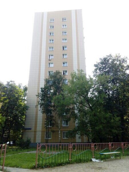 Срочно!!! Заезд со среды!!! Сдаем комнату в двухкомнатной квартире. М. Крылатское/молодежная<br>Квартира в тихом зеленом районе в шаговой доступности от метро. Рядом школы, детские сады, МФЦ, сбербанк, удобный выезд на Рублевское шоссе.<br>Стоимость 18 в месяц + коммуналка (льготная). Залог разбиваем. БЕЗ КОМИССИИ!<br>Внимание - комната запроходная, в ней есть плательный шкаф. <br>В квартире всея необходимая мебель и техника (большей частью совершенно новая), на окнах стеклопакеты. <br>Мы молодая пара 35/32, оба работаем. <br>В соседке видим строго одну, молодую, веселую не занудную девушку, порядочную, работающую без ветра в голове! Заселение по договору, субаренда. По всем вопросам прошу писать в личку или вацап +79859977500. - фото Фото: Срочно!!! Заезд со среды!!! Сдаем комнату в двухкомнатной квартире. М. Крылатское/молодежная<br>Квартира в тихом зеленом районе в шаговой доступности от метро. Рядом школы, детские сады, МФЦ, сбербанк, удобный выезд на Рублевское шоссе.<br>Стоимость 18 в месяц + коммуналка (льготная). Залог разбиваем. БЕЗ КОМИССИИ!<br>Внимание - комната запроходная, в ней есть плательный шкаф. <br>В квартире всея необходимая мебель и техника (большей частью совершенно новая), на окнах стеклопакеты. <br>Мы молодая пара 35/32, оба работаем. <br>В соседке видим строго одну, молодую, веселую не занудную девушку, порядочную, работающую без ветра в голове! Заселение по договору, субаренда. По всем вопросам прошу писать в личку или вацап +79859977500.