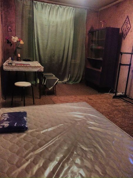 Сдаётся на длительный срок трёхкомнатная квартира. Метро Бабушкинская (Оборонная ул, 8). <br>Чистая уютная квартира с бытовой техникой и мебелью. Жилая площадь всей квартиры - 44.2 м2. Площадь комнат - 20м2, 12.6м2, 11.6м2 - две комнаты смежные и одна изолированная. Кухня-6 м2. <br>Квартира располагается в тихом дворе 9-тиэтажного панельного дома на 3-м этаже. Лифт есть.<br>Оплата аренды 35.000 + все платежи по коммуналке + счетчики. Депозит 10.000. Оплата ноября и декабря сразу. <br>Ищем русскую семью или девушек славянской внешности. Граждан РФ. Без детей. Можно с животными. Агентам не звонить и не писать!!! <br>Для общения по аренде и показам звоните на мой номер 8-916-591-26-26 Анастасия или пишите туда же в вацап. Желательно с 2х часов дня и до 11 вечера!!! Просто так квартиру по 10 раз не показываем. Смотрите внимательно фотографии!!! <br> Sh - фото Фото: Сдаётся на длительный срок трёхкомнатная квартира. Метро Бабушкинская (Оборонная ул, 8). <br>Чистая уютная квартира с бытовой техникой и мебелью. Жилая площадь всей квартиры - 44.2 м2. Площадь комнат - 20м2, 12.6м2, 11.6м2 - две комнаты смежные и одна изолированная. Кухня-6 м2. <br>Квартира располагается в тихом дворе 9-тиэтажного панельного дома на 3-м этаже. Лифт есть.<br>Оплата аренды 35.000 + все платежи по коммуналке + счетчики. Депозит 10.000. Оплата ноября и декабря сразу. <br>Ищем русскую семью или девушек славянской внешности. Граждан РФ. Без детей. Можно с животными. Агентам не звонить и не писать!!! <br>Для общения по аренде и показам звоните на мой номер 8-916-591-26-26 Анастасия или пишите туда же в вацап. Желательно с 2х часов дня и до 11 вечера!!! Просто так квартиру по 10 раз не показываем. Смотрите внимательно фотографии!!! <br> Sh