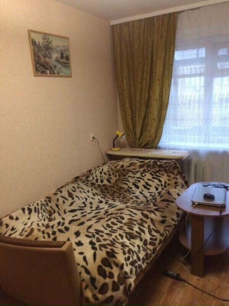 Фото: Сдаю часть комнаты для мужчины ( В комнате уже живут двое русских ребят, вы будете третьим человеком), в других комнатах этой 3-хкомнатной сталинской квартиры, так же живут русские ребята в среднем 3 чел в комнате, дома почти не бывают. По условиям: <br><br>Рядом все! Отличное месторасположение! Всего 7 минут ходьбы до метро Первомайская или Щелковская! <br>* Рядом парк! <br>* Отличная транспортная развязка! <br>* Заселение в день обращения! <br>* Полностью оборудованная кухня ! <br>* Действует сухой закон! <br>* Бесплатный Wi-Fi интернет! <br>* Дружные соседи! <br>* Бесплатная стирка одежды! <br>* Развитая инфраструктура! Рядом: магазины, аптеки, кафе и т.д. <br>* Без посредников! <br>* Комфортное проживание со всеми удобствами! <br>* Заключаем договор <br>* Просторные комнаты, квартира сталинка! <br>Без залога и комиссии. Собственник. Заселиться можно уже сегодня. <br>- Стоимость проживания - 7500 рублей <br>Есть аналогичное предложение на метро Новокосино! <br>8-925-333-12-19 звони сейчас или пиши в ВотсапВайбер. <br>- Заселение сегодня!