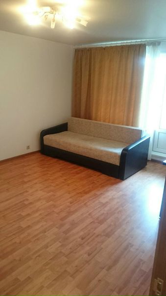 Здравствуйте. Сдается на очень длительный срок однокомнатная квартира в 2 минутах пешком от метро Кунцевская. По улице Молдавская д2к1. В комнате большой вместительный платяной шкаф, двуспальный диван и компьютерный стол, На кухне -встроенная кухня с газовой плитой, холодильник, стиральная машина-автомат, обеденный стол. Санузел совмещен, установлена душевая кабина. Большой остекленный балкон.Ежемесячная плата 40000+ оплата света и воды по счетчикам. Страховой депозит в размере месячной платы, можем разбить на 2 части.<br> Крылова - фото Фото: Здравствуйте. Сдается на очень длительный срок однокомнатная квартира в 2 минутах пешком от метро Кунцевская. По улице Молдавская д2к1. В комнате большой вместительный платяной шкаф, двуспальный диван и компьютерный стол, На кухне -встроенная кухня с газовой плитой, холодильник, стиральная машина-автомат, обеденный стол. Санузел совмещен, установлена душевая кабина. Большой остекленный балкон.Ежемесячная плата 40000+ оплата света и воды по счетчикам. Страховой депозит в размере месячной платы, можем разбить на 2 части.<br> Крылова