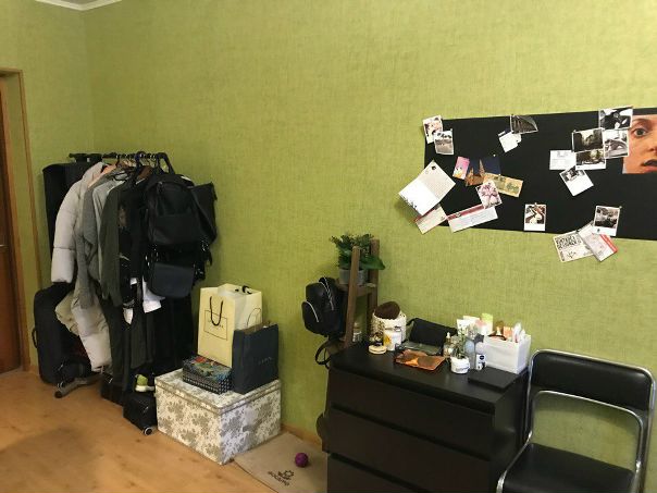 Фото: C 1 декабря сдается отличная комната в трёхкомнатной квартире в районе Измайлово. Вся мебель есть: кровать, тумба, стол, вешалка-штанга для одежды, полка для хранения одежды, лампа, коробки для хранит - все есть. Площадь 15 м. Светлая, просторна комната. Тихое место.Недавно сделан ремонт, мебель куплена менее года назад. В квартире есть стиралка, микроволновка, холодильник )) 15 минут от метро Измайловская или 5 минут на транспорте и 20-25 минут до метро Партизанская. В 10 минутах парк. В квартире проживает 2 девушки. Стоимость 16000+свет+вода ( около 2000).Оплата за первый месяц + залог за последний ( можно разбить на 2 месяца).<br>Просторная, уютная комната в трешке.<br> Зарембо
