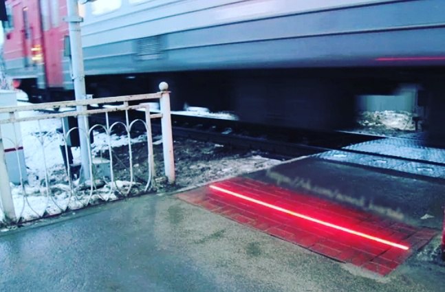На "смертельном" переходе в створе Туристской начали работать светодиодные полосы (фото)