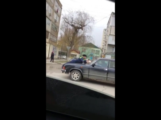 В Махачкале водитель прокатил на капоте сотрудника ДПС