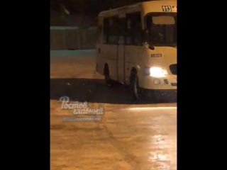 Маршрутка дрифтует на парковке Магнита, Темерник 12.1.2018 Ростов-на-Дону Главный