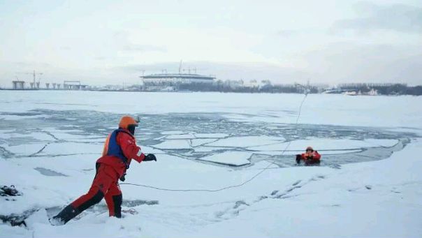 До 1 февраля петербуржцам нельзя выходить на лёд!<br><br>Губернатор Санкт-Петербурга Георгий Полтавченко продлил срок запрета выхода на лед водоемов, расположенных в черте города:<br><br> - фото Фото: До 1 февраля петербуржцам нельзя выходить на лёд!<br><br>Губернатор Санкт-Петербурга Георгий Полтавченко продлил срок запрета выхода на лед водоемов, расположенных в черте города:<br><br>