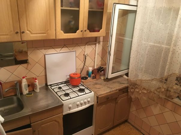 Сдаётся уютная изолированная комната 10м2 для девушки (либо для двух девушек) на втором этаже 10ти этажного дома. <br>Комната освободилась и мы хотели бы найти спокойную адекватную девушку или двоих...желательно до 30 лет. <br>В квартире имеется все необходимое ... стиральная машинка, холодильник, плита, wifi. Ванна и туалет раздельные. В комнате находится удобная кровать, также шкаф тумба, стул. Окна выходят во двор. В одной из комнат живут мать с дочерью, во второй два парня... все работают 5-6 дней в неделю. Обычно в квартире весь день почти никого нет. Все взрослые адекватные люди, уважающие личное пространство. Владелец квартиры не появляется вообще. Только в случае какой-либо поломки и тому подобного... Оплату переводим на карту. <br>Стоимость аренды 16000 руб включая ком услуги...+300 рублей ща интернет. <br>Метро Коньково находится на расстоянии 1100м от подъезда идти 10-12мин <br>Рядом с домом есть остановки автобусов до Коньково, Беляево, Тёплый стан, Калужская, Юго-Западная, и куда-то там еще... <br>Рядом с домой магазин Пятёрочка... <br>В нескольких км находится Битцевский парк, а также Тропаревский парк.<br> Безумов - фото Фото: Сдаётся уютная изолированная комната 10м2 для девушки (либо для двух девушек) на втором этаже 10ти этажного дома. <br>Комната освободилась и мы хотели бы найти спокойную адекватную девушку или двоих...желательно до 30 лет. <br>В квартире имеется все необходимое ... стиральная машинка, холодильник, плита, wifi. Ванна и туалет раздельные. В комнате находится удобная кровать, также шкаф тумба, стул. Окна выходят во двор. В одной из комнат живут мать с дочерью, во второй два парня... все работают 5-6 дней в неделю. Обычно в квартире весь день почти никого нет. Все взрослые адекватные люди, уважающие личное пространство. Владелец квартиры не появляется вообще. Только в случае какой-либо поломки и тому подобного... Оплату переводим на карту. <br>Стоимость аренды 16000 руб включая ком услуги...+300 рублей ща интернет. <br>Метро Коньково находится на расстоянии 1100м от подъезда идти 10-12мин <br>Рядом с домом есть остановки автобусов до Коньково, Беляево, Тёплый стан, Калужская, Юго-Западная, и куда-то там еще... <br>Рядом с домой магазин Пятёрочка... <br>В нескольких км находится Битцевский парк, а также Тропаревский парк.<br> Безумов