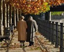 Сижу у мамы в больнице. Рядом лежит бабуля, лет под 90. Приходит к ней дед, едва волоча ноги…