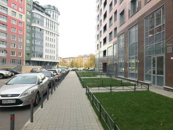 Фото: Санкт-Петербург<br>Набережная реки Смоленки, 3<br><br>Отличное помещение в аренду в жилом комплексе «Самоцветы». ЖК расположен на пересечении Уральской улицы и набережной реки Смоленки. В комплексе 2015 квартир. <br>Помещение расположено в самом центре комплекса. Витринные окна. Свободная планировка. 25 кВт (возможно увеличение).<br>Возможное использование: ресторан, магазин, медицинский центр, спортивный или учебный центр.<br>159 000 руб.