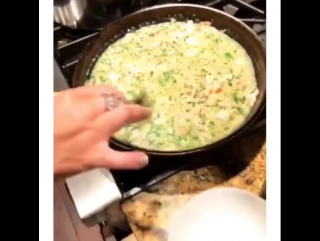 While everyone’s enjoying themselves in another room, guess who’s in the kitchen with Mariah? 😍