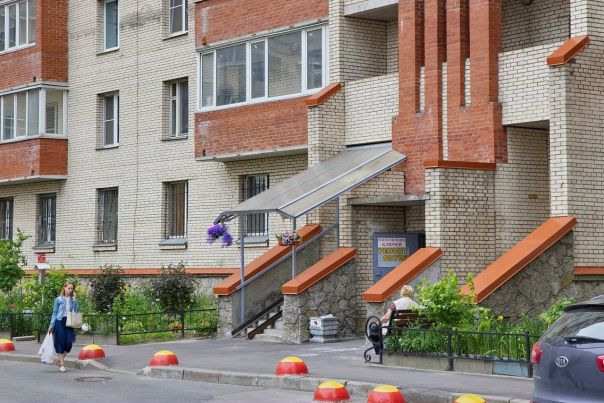 Кондратьевский пр., 62к6<br><br>Продаётся уютная 2х комнатная квартира в хорошо развитом районе города. Общая площадь 77.5 кв.м. Есть лоджия. Планировка изолированная. Квартира расположена на 10 этаже 12 этажного нового полностью кирпичного дома, что гарантирует вам тепло и тишину. Здание построено в 2002 году. В квартире выполнен евроремонт. Закрытая охраняемая придомовая территория. Рядом: магазины, школа, детский сад, парк, остановки общественного транспорта. Удобный выезд в любой конец города. Более 3х лет в собственности. Прямая продажа. В стоимость включена вся мебель и техника.<br>7 300 000 руб. - фото Фото: Кондратьевский пр., 62к6<br><br>Продаётся уютная 2х комнатная квартира в хорошо развитом районе города. Общая площадь 77.5 кв.м. Есть лоджия. Планировка изолированная. Квартира расположена на 10 этаже 12 этажного нового полностью кирпичного дома, что гарантирует вам тепло и тишину. Здание построено в 2002 году. В квартире выполнен евроремонт. Закрытая охраняемая придомовая территория. Рядом: магазины, школа, детский сад, парк, остановки общественного транспорта. Удобный выезд в любой конец города. Более 3х лет в собственности. Прямая продажа. В стоимость включена вся мебель и техника.<br>7 300 000 руб.