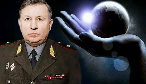 Молитву, прежде чем творить,<br>Нам смысл её понять всем надо,<br>Как людям с Богом говорить,<br>Чтоб не было при том преграды.<br>Слова без смысла - пустоцвет,<br>Отец растрогается очень,<br>Не даст он нам на них ответ,<br>Там чувства нету, между прочем.<br>Творец способен понимать<br>И чувствовать общенье с нами,<br>Нельзя нам просьбу передать<br>Ему безликими словами.<br>Мы как придурки, пред Отцом,<br>Скороговоркой шепчем с вами,<br>Чувств не испытывая при том,<br>Слышны не будем Небесами.<br>Должны быть радость в них, восторг,<br>И сердце очень сильно биться,<br>Чтоб нас Творец услышать мог,<br>Ведь дочь иль сын к нему стучится.<br>Он дал нам всё, что только смог,<br>А мы всё дай и дай нам, Отче,<br>Как будто денег просим в долг,<br>Глядеть на нас ему нет мочи.<br>Есть для молитв один язык -<br>Язык божественных воззваний,<br>Весь спектр чувств заложен в них<br>И человеческих страданий.<br>Тогда притихнет мир вокруг,<br>И сердце радостно забьётся,<br>Мысль человеческая вдруг<br>Сквозь цепь преград к Творцу пробьётся!<br><br>Это стихотворение написал Борис Константинович Ратников - генерал-майор запаса Федеральной службы охраны РФ. В 1969 году окончил МАИ по специальности факультет систем управления летательных аппаратов, а в 1984 году окончил ВКШ КГБ СССР по специальности офицер с высшим специальным образованием со знанием персидского языка. В 1980-х годах дважды находился в служебной командировке в Афганистане в качестве советника органов ХАД, участвовал в боевых действиях, награжден орденами и медалями. С 1991-го по 1994-й был первым заместителем начальника главного управления охраны РФ. С мая 1994 года работал Главным консультантом в Службе безопасности президента России. В 1996-1997 годах назначен советником начальника Федеральной Службы охраны РФ. До 2003 года был советником председателя Московской областной Думы. В настоящее время является руководителем Энергоинформационной лаборатории Академии Национальной Ассоциации телохранителей (НАСТ) России. - фото Фото: Молитву, прежде чем творить,<br>Нам смысл её понять всем надо,<br>Как людям с Богом говорить,<br>Чтоб не было при том преграды.<br>Слова без смысла - пустоцвет,<br>Отец растрогается очень,<br>Не даст он нам на них ответ,<br>Там чувства нету, между прочем.<br>Творец способен понимать<br>И чувствовать общенье с нами,<br>Нельзя нам просьбу передать<br>Ему безликими словами.<br>Мы как придурки, пред Отцом,<br>Скороговоркой шепчем с вами,<br>Чувств не испытывая при том,<br>Слышны не будем Небесами.<br>Должны быть радость в них, восторг,<br>И сердце очень сильно биться,<br>Чтоб нас Творец услышать мог,<br>Ведь дочь иль сын к нему стучится.<br>Он дал нам всё, что только смог,<br>А мы всё дай и дай нам, Отче,<br>Как будто денег просим в долг,<br>Глядеть на нас ему нет мочи.<br>Есть для молитв один язык -<br>Язык божественных воззваний,<br>Весь спектр чувств заложен в них<br>И человеческих страданий.<br>Тогда притихнет мир вокруг,<br>И сердце радостно забьётся,<br>Мысль человеческая вдруг<br>Сквозь цепь преград к Творцу пробьётся!<br><br>Это стихотворение написал Борис Константинович Ратников - генерал-майор запаса Федеральной службы охраны РФ. В 1969 году окончил МАИ по специальности факультет систем управления летательных аппаратов, а в 1984 году окончил ВКШ КГБ СССР по специальности офицер с высшим специальным образованием со знанием персидского языка. В 1980-х годах дважды находился в служебной командировке в Афганистане в качестве советника органов ХАД, участвовал в боевых действиях, награжден орденами и медалями. С 1991-го по 1994-й был первым заместителем начальника главного управления охраны РФ. С мая 1994 года работал Главным консультантом в Службе безопасности президента России. В 1996-1997 годах назначен советником начальника Федеральной Службы охраны РФ. До 2003 года был советником председателя Московской областной Думы. В настоящее время является руководителем Энергоинформационной лаборатории Академии Национальной Ассоциации телохранителей (НАСТ) России.
