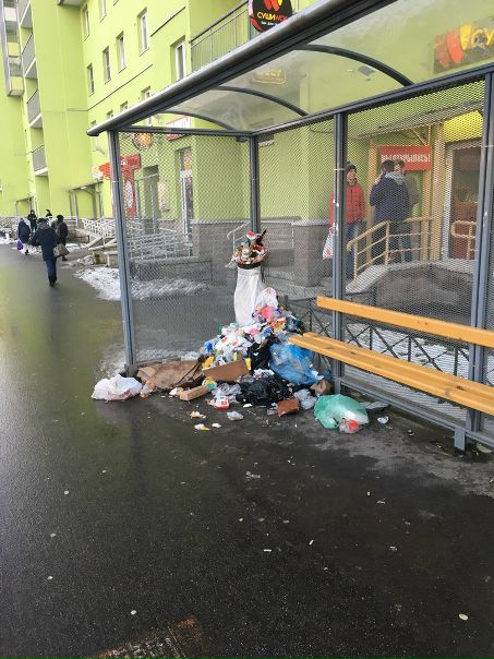 Фото:  К нам проступило предложение от инициативного жителя ЖК «Новая Охта» : Все желающие приглашаются на субботник по уборке остановок Муринской дороги - центральной дороги нашего района. <br>Начало в 14:00 16 декабря. <br><br>На плачевное состояние остановок невыносимо смотреть. Администрация, комитет по благоустройству, УК, застройщик бездействуют, безнадежно перекладывая ответственность друг на друга. Пора взять инициативу в свои руки, это нам по силам, иначе какой мы подаем пример нашим детям, родителям. <br><br>Стыдно не убирать мусор, а жить в нем. <br>Тем, кто не хочет оставаться в стороне от наших общих проблем, просьба отписаться в комментариях и  <br><br>Есть 20 новых пар садовых перчаток и столько же 240-литровых пакетов. (ред.)