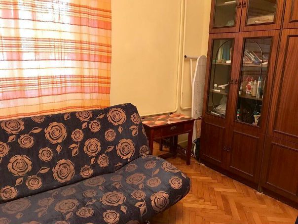 Без комиссии и риелторов!<br>Ищу девушку без ВП на подселение в чистую, светлую Комнату в двухкомнатной квартире (Сталинский дом). <br>До метро УНИВЕРСИТЕТ 5- 7 минут ПЕШКОМ. Ул. Молодежная. <br>Комнаты изолированы, каждая закрывается на ключ. <br>Площадь комнаты 17 кв.м. <br>В квартире есть вся необходимая бытовая техника (холодильник, газовая плита с вытяжкой, микроволновая печь, стиральная машина-автомат, пылесос, телевизоры) и мебель для комфортного проживания, wi-fi.<br>Большая кухня. Высокие потолки. Раздельный сан узел. <br>Пешая доступность до МГУ. Экологически чистый район, во дворе детская игровая площадка, рядом красивый сквер. <br>Арендная плата 12.500 с человека. Депозит можно поделить.<br>По запросу скину все фото . <br>Звоните 89857987044 / пишите в WhatsApp, в ВК в любое время. - фото Фото: Без комиссии и риелторов!<br>Ищу девушку без ВП на подселение в чистую, светлую Комнату в двухкомнатной квартире (Сталинский дом). <br>До метро УНИВЕРСИТЕТ 5- 7 минут ПЕШКОМ. Ул. Молодежная. <br>Комнаты изолированы, каждая закрывается на ключ. <br>Площадь комнаты 17 кв.м. <br>В квартире есть вся необходимая бытовая техника (холодильник, газовая плита с вытяжкой, микроволновая печь, стиральная машина-автомат, пылесос, телевизоры) и мебель для комфортного проживания, wi-fi.<br>Большая кухня. Высокие потолки. Раздельный сан узел. <br>Пешая доступность до МГУ. Экологически чистый район, во дворе детская игровая площадка, рядом красивый сквер. <br>Арендная плата 12.500 с человека. Депозит можно поделить.<br>По запросу скину все фото . <br>Звоните 89857987044 / пишите в WhatsApp, в ВК в любое время.