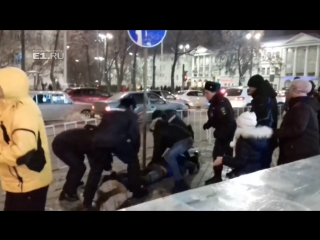 В новогоднюю ночь в Екатеринбурге полицейские скрутили хулиганов у ледового городка