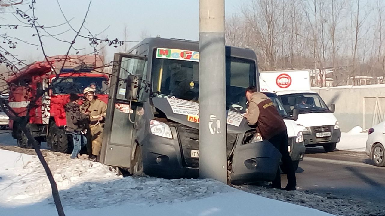 В Омске влетела в столб маршрутка с пассажирами - ФОТО В Омске влетела в столб маршрутка с пассажирами - ФОТО