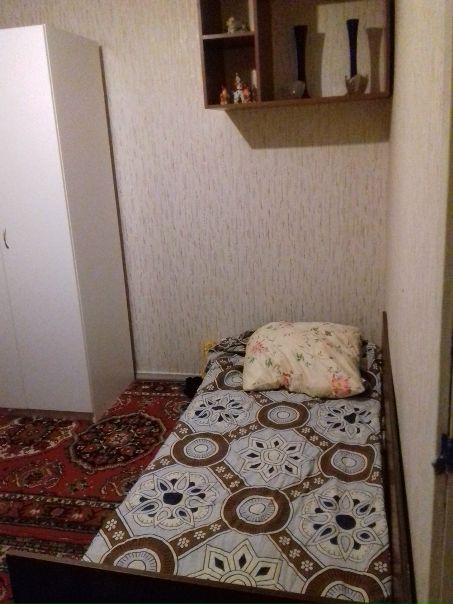 Фото: Сдам. Комната изолированная в 2-х комнатной квартире. <br>14000 т.р в месяц. Ст.метро Преображенская площадь. <br>Без комиссии! Заселение с 24 ноября. <br>Адрес: Москва, 2-ая Прогонная дом 9. Этаж 2. <br>От метро Преображенская площадь на автобусе, либо на трамвае 5-10 минут. Сам встаю в 7-30 и могу на машине подбрасывать до метро. <br>Рядом парк, магазины, кафе, школа, парикмахерские, парк Лосиный остров. До ВДНХ 10 минут транспортом. <br>Во второй комнате проживаю(снимаю также) я - инженер-двигателист. Дома бываю редко. Работа и командировки частые. Чистоплотный и не лезу в чужую жизнь. <br>Ищу 1-ого человека (соседку/соседа) адекватного. <br>8 926 953 25 50 - Алексей