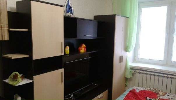 Фото: сдам часть комнаты в 17м2.в комнате два спальных места.диван и кровать.все для жилья имеется.сам работаю до вечера,мне 27 можно списаться в вк.сдам девушке 20-27лет.ком.платежи включены.без залога. <br>цена 8500