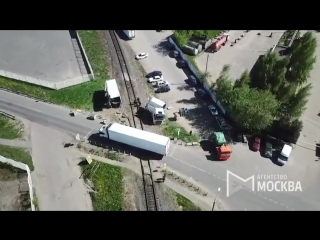 Последствия столкновения грузового поезда и фуры на железнодорожном переезде в Подмосковье