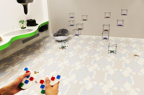 Флот из LEGO-дронов собирается в причудливые формы прямо в воздухе 