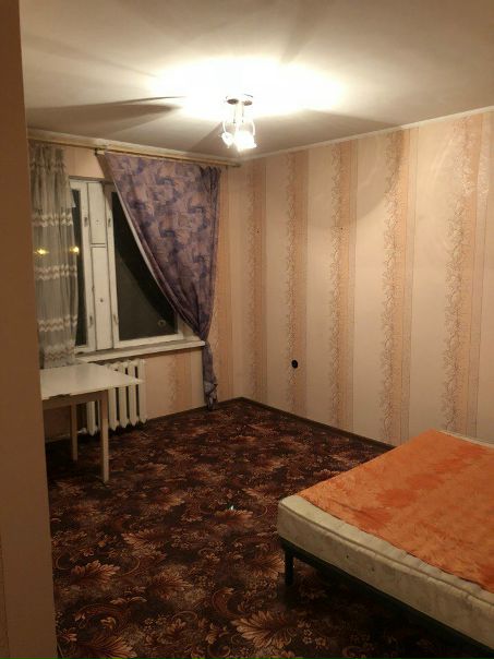 Фото: Напрямую от собственника без агентов и комиссий сдаётся 1-комнатная квартира по адресу: метро Первомайская, Измайловский бульвар, 71/25 корп 1.(этаж 1/5) 15 мин пешком от метро. На длительный срок. <br>В квартире есть: холодильник, стиральная машина, телевизор имеется. Мебели мало, но всё обсуждается. Для адекватных квартиросъемщиков приобретём всё, что нужно будет. <br>Арендная плата 25000р + свет по счётчикам и интернет. Оплата за первый и последний месяц, за последний можно разбить на два раза.<br>Звоните по номеру +7(968)5044023 или пишите в лс <br> Пилипишина