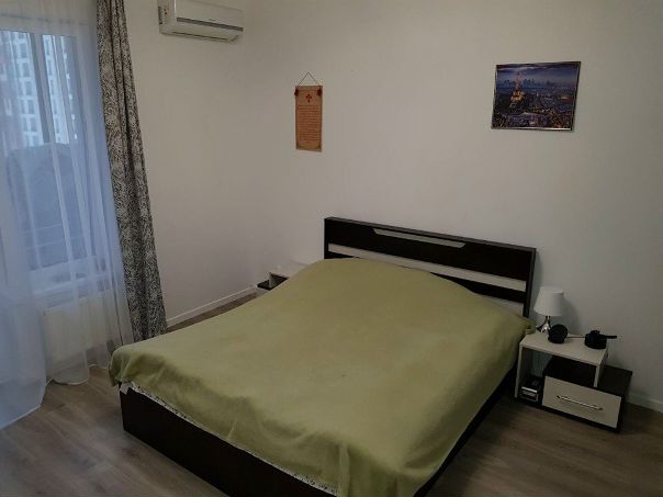 Сдаётся комната в 3-х комнатной квартире!<br>(евроремонт)<br>Адрес: ЖК Микрогород в лесу. Кленовая 3. М. Пятницкое шоссе (5 минут на автобусе и 5 минут пешком)<br>Без комиссии.<br>16000 рублей <br>В квартире живу я (собственница) с мужем в изолированной комнате. Мы спокойные, дружелюбные, чистоплотные люди. Рассматриваю человека, обладающего такими же качествами. Работающего и платежеспособного.<br>В квартире есть:<br>- Стиральная и посудомоечная машина;<br>- Микроволновка;<br>- Холодильник;<br>- Wi-Fi ;<br>- Плита;<br>В комнате удобная двуспальная кровать, тумбочка, телевизора нет , кондиционер и балкон. <br><br>Залог можем разбить на 2 месяца.<br>Звоните с 9 до 23 на 89255445767 (номер мужа) Писать в вотсап на тот же номер.Присылайте свое фото или ссылку на профиль и коротко о себе. <br>Спасибо. - фото Фото: Сдаётся комната в 3-х комнатной квартире!<br>(евроремонт)<br>Адрес: ЖК Микрогород в лесу. Кленовая 3. М. Пятницкое шоссе (5 минут на автобусе и 5 минут пешком)<br>Без комиссии.<br>16000 рублей <br>В квартире живу я (собственница) с мужем в изолированной комнате. Мы спокойные, дружелюбные, чистоплотные люди. Рассматриваю человека, обладающего такими же качествами. Работающего и платежеспособного.<br>В квартире есть:<br>- Стиральная и посудомоечная машина;<br>- Микроволновка;<br>- Холодильник;<br>- Wi-Fi ;<br>- Плита;<br>В комнате удобная двуспальная кровать, тумбочка, телевизора нет , кондиционер и балкон. <br><br>Залог можем разбить на 2 месяца.<br>Звоните с 9 до 23 на 89255445767 (номер мужа) Писать в вотсап на тот же номер.Присылайте свое фото или ссылку на профиль и коротко о себе. <br>Спасибо.