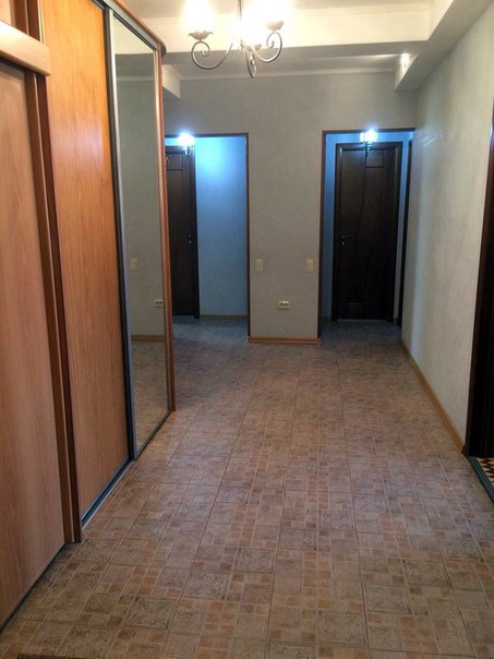 Сдаём 3 кв. ЮМР , ул. Чекистов, д. 38 на 13/15 блок. 98/50/20 В кв-ре евроремонт, полностью оборудованная всей современной мебелью и бытовой встроенной техникой, полы паркет, ремонт в классическом стиле, МПО, с/у раъд., кафель, счётчики, балкон застеклён МП, домофон, м/д, грузовой и пассажирский лифты OTIS. Развитая инфраструктура, всё в шаговой доступности, общественный транспорт, зелёная, благоустроенная часть Юбилейного мкр-на. Кв-ра сдаётся только на длительный срок, от 6 месяцев, для платёжеспособных частных лиц или юр. лицам. Цена 28 тыс. руб+ к/у+ залог, в размере месячной арендной платы, сдаётся хозяйкой, без процентов, с обязательным оформлением договора о найме, возможно оформление договора с юр. лицом по безнал. расчёту. тел. 8 938 478 77 37<br><br>#снять#квартиру#безпосредниковвкраснодаре#недвижимость#арендаквартиры#безпосредников#отхозяина#хозяйка#квартиры#снимуквартиру#аренданедвижимости#поискжилья#жилье#однокомнатнаяквартира#недвижимостькраснодар#арендакраснодар#квартирыкраснодара#снимуквартирувкраснодаре#сдаюквартирувкраснодаре#недвижимостьвкранодаре#сдачаквартир#сдачаквартирвкраснодаре#краснодар#сдамквартиру#сдамквартиру - фото Фото: Сдаём 3 кв. ЮМР , ул. Чекистов, д. 38 на 13/15 блок. 98/50/20 В кв-ре евроремонт, полностью оборудованная всей современной мебелью и бытовой встроенной техникой, полы паркет, ремонт в классическом стиле, МПО, с/у раъд., кафель, счётчики, балкон застеклён МП, домофон, м/д, грузовой и пассажирский лифты OTIS. Развитая инфраструктура, всё в шаговой доступности, общественный транспорт, зелёная, благоустроенная часть Юбилейного мкр-на. Кв-ра сдаётся только на длительный срок, от 6 месяцев, для платёжеспособных частных лиц или юр. лицам. Цена 28 тыс. руб+ к/у+ залог, в размере месячной арендной платы, сдаётся хозяйкой, без процентов, с обязательным оформлением договора о найме, возможно оформление договора с юр. лицом по безнал. расчёту. тел. 8 938 478 77 37<br><br>#снять#квартиру#безпосредниковвкраснодаре#недвижимость#арендаквартиры#безпосредников#отхозяина#хозяйка#квартиры#снимуквартиру#аренданедвижимости#поискжилья#жилье#однокомнатнаяквартира#недвижимостькраснодар#арендакраснодар#квартирыкраснодара#снимуквартирувкраснодаре#сдаюквартирувкраснодаре#недвижимостьвкранодаре#сдачаквартир#сдачаквартирвкраснодаре#краснодар#сдамквартиру#сдамквартиру