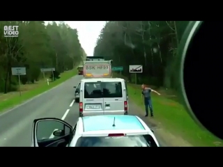 Белорусы в Польше выбросили мусор из тачки прямо на дороге. Местные сразу же отреагировали