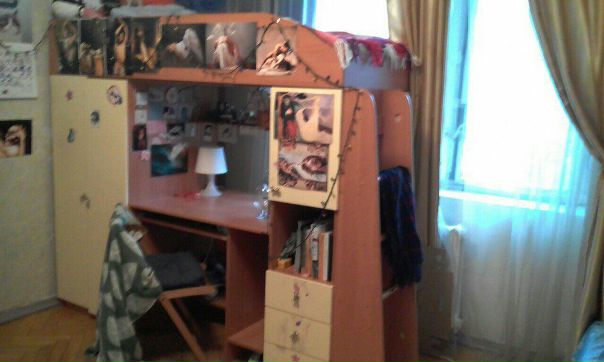 Фото: Всем добрый день! <br>Сдаётся койко-место, метро Проспект Вернадского за 10 тыс. без комиссии и залога. <br>Ищу девушку 18-30 лет в соседки. <br>В квартире 3 комнаты, в каждой по одному-два человека, соседи друг другу не мешают, почти не видимся. <br>Комната большая, меблированная, есть кровать, стол, шкаф, комод видно на фотографиях. <br>Я сама работаю и учусь, предпочитаю тишину и покой. <br>Въезд возможен с сегодняшнего дня! Пишите в лс!<br> Снейп