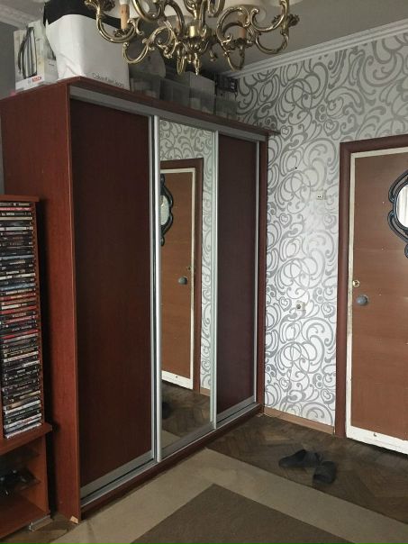 КОМНАТА 15 кв.м, м. ПЕТРОВСКО-РАЗУМОВСКАЯ <br>15000 руб +свет/вода/интернет+депозит. <br><br>Сдается комната в трехкомнатной коммунальной квартире. <br>Комната чистая, обустроенная: шкаф-купе, диван, стол под компьютер, комод, современная техника: ХОЛОДИЛЬНИК, КОНДИЦИОНЕР, МИКРОВОЛНОВКА, ЭЛ. ЧАЙНИК, ПЫЛЕСОС, УТЮГ в комнате, городской телефон, интернет проложен, окна-стеклопакеты, балкон, индивидуальная стиральная машинка, шкафы на кухне, большой шкаф в прихожей. <br><br>Отличная транспортная развязка: м. Петровско-Разумовская 10 мин. пешком, станция мцк Окружная и жд станция Окружная (Савеловское направление) 15 мин пешком, жд станция Петровско-Разумовская (Ленинградское направление) 5 мин пешком, остановка у подъезда -до м. Войковская. <br><br>Развитая инфраструктура: почта, школа, дет.сад, пляж Академические пруды, фитнес Зебра. <br><br>Сдается на длительный срок от собственника. <br>Арендная плата 15000 руб.+ ком. услуги (свет и вода, интернет). Депозит 10000. <br>Обращаться по тел,: 8-903-121-70-77. Максим.<br>Или пишите в лс Макарова - фото Фото: КОМНАТА 15 кв.м, м. ПЕТРОВСКО-РАЗУМОВСКАЯ <br>15000 руб +свет/вода/интернет+депозит. <br><br>Сдается комната в трехкомнатной коммунальной квартире. <br>Комната чистая, обустроенная: шкаф-купе, диван, стол под компьютер, комод, современная техника: ХОЛОДИЛЬНИК, КОНДИЦИОНЕР, МИКРОВОЛНОВКА, ЭЛ. ЧАЙНИК, ПЫЛЕСОС, УТЮГ в комнате, городской телефон, интернет проложен, окна-стеклопакеты, балкон, индивидуальная стиральная машинка, шкафы на кухне, большой шкаф в прихожей. <br><br>Отличная транспортная развязка: м. Петровско-Разумовская 10 мин. пешком, станция мцк Окружная и жд станция Окружная (Савеловское направление) 15 мин пешком, жд станция Петровско-Разумовская (Ленинградское направление) 5 мин пешком, остановка у подъезда -до м. Войковская. <br><br>Развитая инфраструктура: почта, школа, дет.сад, пляж Академические пруды, фитнес Зебра. <br><br>Сдается на длительный срок от собственника. <br>Арендная плата 15000 руб.+ ком. услуги (свет и вода, интернет). Депозит 10000. <br>Обращаться по тел,: 8-903-121-70-77. Максим.<br>Или пишите в лс Макарова