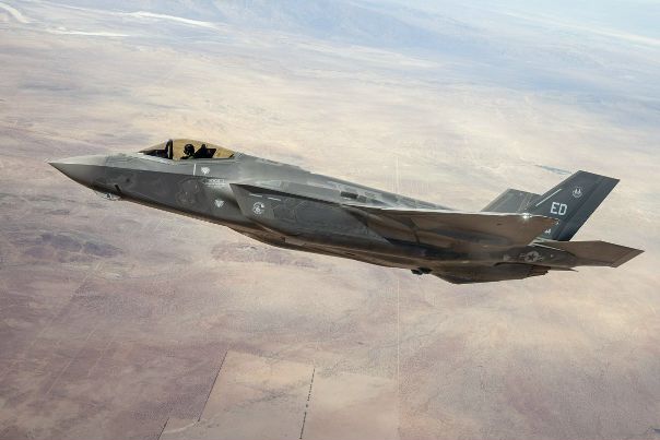 Американский истребитель пятого поколения F-35 практически всухую разгромил на учениях Atlantic Trident лучшие истребители четвертого поколения. Их летчики даже не успели понять, что с ними произошло. 