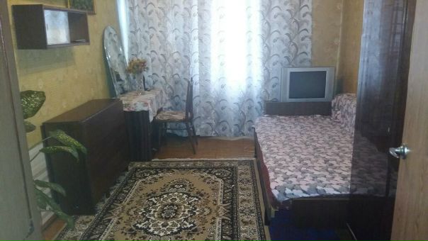 Фото: Срочно ищу девушку соседку в изолированную, отдельную комнату. Сдается на долгий срок. Квартира 2ух комнатная, в другой комнате живу я . Хочу видеть порядочную девушку без вредных привычек! Желательно до 30 лет или студентку. О себе:работаю, учусь, не курю.<br>Комната стоит 13500+коммунальные, выходит 16500 <br>м. Первомайская и 10-15минут автобусом. Тихий район, магазины все рядом.<br>Парням просьба не писать.
