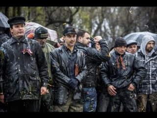 Это нельзя забыть! — 300 смелых запорожцев на Аллее Славы в окружении беснующегося быдла простояли шесть часов (13.04.2014)