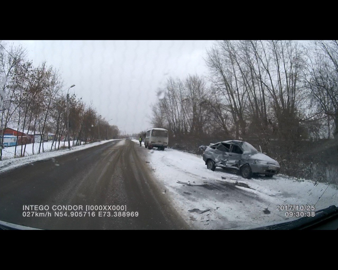 В Омске «двенашка» разбилась о пассажирский автобус из-за собаки В Омске «двенашка» разбилась о пассажирский автобус из-за собаки
