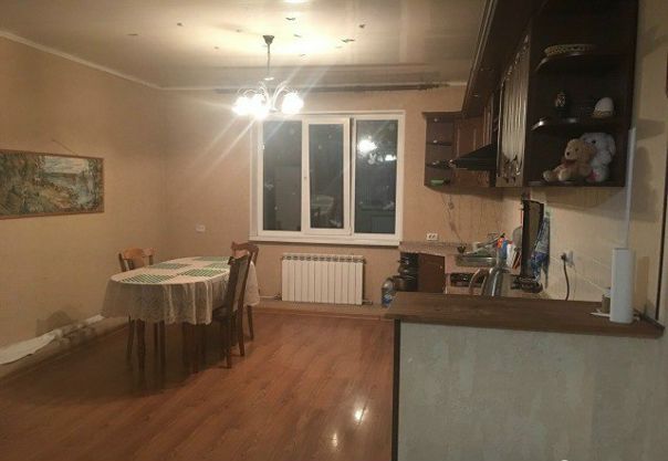 Москва!Сдается комната c 20января у адекватной семейной пары <br> район Некрасовка Сдам комнату в двухэтажном коттедже евроремонт,два санузла на каждом этаже <br>Вокруг лес ,нет шумных соседей,тихо и комфортно <br>Вокруг много магазинов (гипермаркеты Лента и Ашан в 1км) <br>Просторная кухня,есть все для комфортного проживания <br>Два санузла на первом и втором этаже <br>В комнате комод,высоки комод,кровать с лечебным матрасом и рабочий стол! <br>На территории есть место для а/м <br> Остановка прямо у дома <br>Территория охраняется,въезд только по карточкам <br>15мин на маршрутке до метро Выхино,Котельники <br> В мае открывается метро в 10 минутах ходьбы <br>Ищем девушку/парня от 17 до 26лет ,спокойного человека,не лезущего в чужую жизнь с лишними вопросами ,мы обещаем делать также ) <br>Стоимость 12500,залог можно разбить ,предложение для одного человека <br>Ищем только одного человека,живем вдвоем <br>Дом большой и малонаселенный <br>мужа 89161563890 <br>или мне в лс - фото Фото: Москва!Сдается комната c 20января у адекватной семейной пары <br> район Некрасовка Сдам комнату в двухэтажном коттедже евроремонт,два санузла на каждом этаже <br>Вокруг лес ,нет шумных соседей,тихо и комфортно <br>Вокруг много магазинов (гипермаркеты Лента и Ашан в 1км) <br>Просторная кухня,есть все для комфортного проживания <br>Два санузла на первом и втором этаже <br>В комнате комод,высоки комод,кровать с лечебным матрасом и рабочий стол! <br>На территории есть место для а/м <br> Остановка прямо у дома <br>Территория охраняется,въезд только по карточкам <br>15мин на маршрутке до метро Выхино,Котельники <br> В мае открывается метро в 10 минутах ходьбы <br>Ищем девушку/парня от 17 до 26лет ,спокойного человека,не лезущего в чужую жизнь с лишними вопросами ,мы обещаем делать также ) <br>Стоимость 12500,залог можно разбить ,предложение для одного человека <br>Ищем только одного человека,живем вдвоем <br>Дом большой и малонаселенный <br>мужа 89161563890 <br>или мне в лс