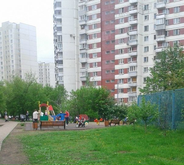 Комната в МИТИНО !Северо-Запад Москвы <br>Свободна с 1-го декабря.Ищем пару ! <br>Цена 19 000 т. + счётчики. Метро 5 минут пешком! <br>Соседи - доброжелательные! 20 кв.м светлая,с красивым видом из окна) Рядом парк с озером, лес (тоже с озером!), продуктовый рынок! <br> Кухня в хорошем состоянии. Ванна и туалет раздельные. <br>Требуется кое-что подремонтировать -обновить - в счет оплаты <br>Без животных. Без вредных привычек .Любящих чистоту,тишину. <br>Для связи -личные сообщения или вайбер ,вотсап <br>+7 978 015 85 46 Собственник .Договор оформляем ! <br>смотреть комнату можно днём(в выходные) или вечером — по предварительной договорённости. Среди недели показать могут только вечером - фото Фото: Комната в МИТИНО !Северо-Запад Москвы <br>Свободна с 1-го декабря.Ищем пару ! <br>Цена 19 000 т. + счётчики. Метро 5 минут пешком! <br>Соседи - доброжелательные! 20 кв.м светлая,с красивым видом из окна) Рядом парк с озером, лес (тоже с озером!), продуктовый рынок! <br> Кухня в хорошем состоянии. Ванна и туалет раздельные. <br>Требуется кое-что подремонтировать -обновить - в счет оплаты <br>Без животных. Без вредных привычек .Любящих чистоту,тишину. <br>Для связи -личные сообщения или вайбер ,вотсап <br>+7 978 015 85 46 Собственник .Договор оформляем ! <br>смотреть комнату можно днём(в выходные) или вечером — по предварительной договорённости. Среди недели показать могут только вечером